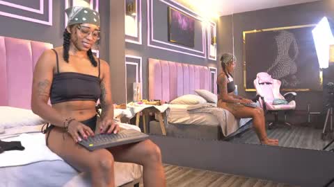 kelly__thomson online show from 04-23-26, 01:02