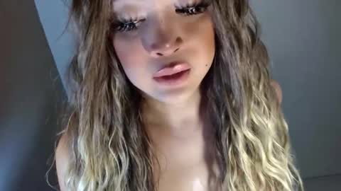 Snapshot of kellyclarksonx chatting on 06-10-26, 12:04 its me KELLY online show from 06-10-26, 12:04