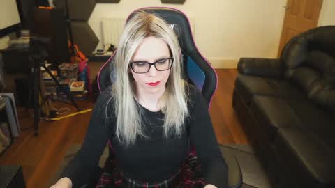 Snapshot of kelseycobalt chatting on 12-14-24, 10:39 kelseycobalt online show from 12-14-24, 10:39