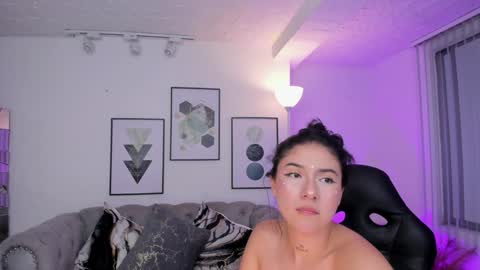 Snapshot of kendaall_jenner chatting on 01-29-25, 05:09 Kendall Jenner online show from 01-29-25, 05:09