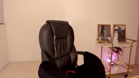 Snapshot of kendra_bennz_ chatting on 12-18-25, 12:00 kendra Benz online show from 12-18-25, 12:00