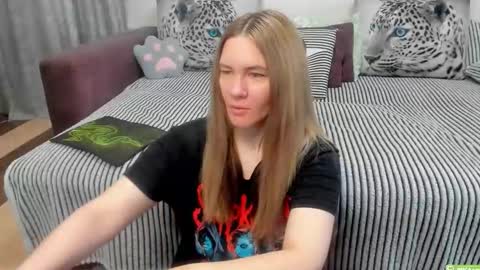 Snapshot of kendra_xx_ chatting on 05-10-26, 12:49 Kendra online show from 05-10-26, 12:49