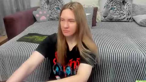 Snapshot of kendra_xx_ chatting on 05-10-26, 11:43 Kendra online show from 05-10-26, 11:43