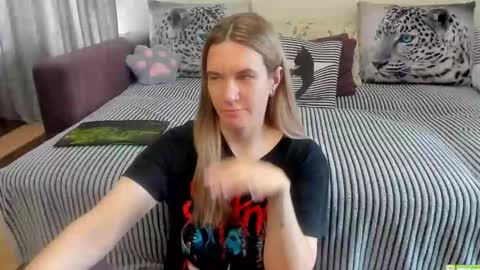 Snapshot of kendra_xx_ chatting on 05-18-26, 04:29 Kendra online show from 05-18-26, 04:29