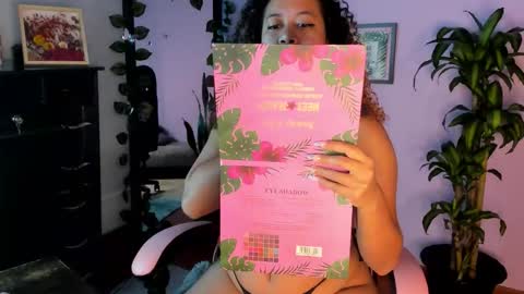 Snapshot of kenia_thompson01 chatting on 12-14-25, 01:27 01 online show from 12-14-25, 01:27