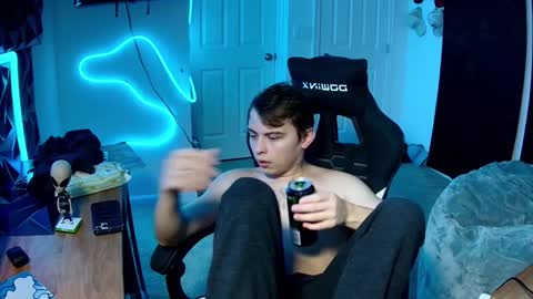 Snapshot of kentuckydrake chatting on 12-12-24, 03:43 Drake online show from 12-12-24, 03:43