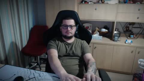 Snapshot of kevinnlovely95 chatting on 12-16-25, 02:33 Kevinn online show from 12-16-25, 02:33