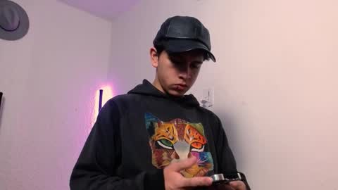 Snapshot of kianryu chatting on 11-11-25, 01:33 Adrian Chlloe online show from 11-11-25, 01:33