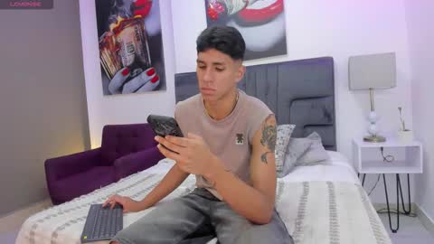 Snapshot of kieran_derek chatting on 11-19-25, 02:00 Kieran Derek online show from 11-19-25, 02:00