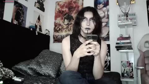 Snapshot of kiiller_queen chatting on 04-30-26, 08:04 kenny online show from 04-30-26, 08:04