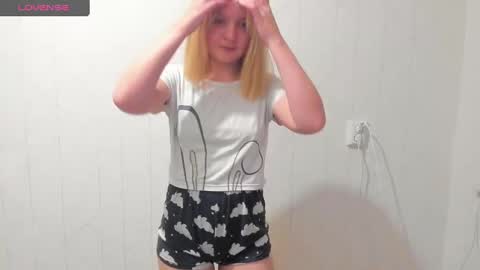 Snapshot of kikies_ chatting on 02-14-25, 03:26 Mika and Miranda online show from 02-14-25, 03:26