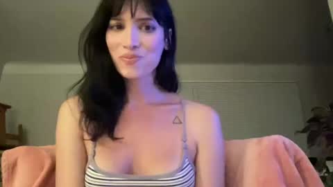 Snapshot of kikihart chatting on 10-12-25, 02:21 Kiki Hart online show from 10-12-25, 02:21