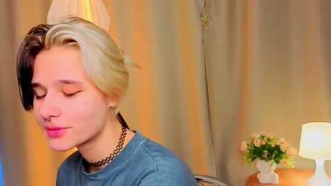 Snapshot of kimikosetterland chatting on 12-21-25, 06:31 Elizabeth online show from 12-21-25, 06:31