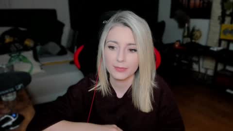 Wolfs Girl online show from 10-15-25, 04:07