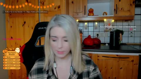 Wolfs Girl online show from 10-25-25, 07:41