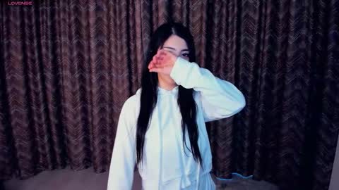 Snapshot of kindraevert chatting on 11-11-25, 05:29 Megan online show from 11-11-25, 05:29