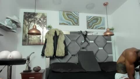 Snapshot of king_fitt_ chatting on 12-29-24, 01:24 HOT MEN BLACK online show from 12-29-24, 01:24