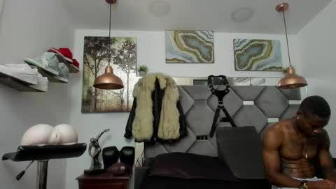 Snapshot of king_fitt_ chatting on 01-27-25, 05:04 HOT MEN BLACK online show from 01-27-25, 05:04