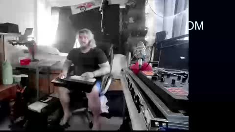 Snapshot of kinkybiguy14 chatting on 09-19-25, 05:57 Kinky Cassie online show from 09-19-25, 05:57