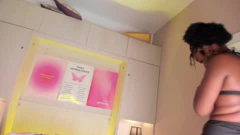 M A R A  online show from 02-24-26, 12:03