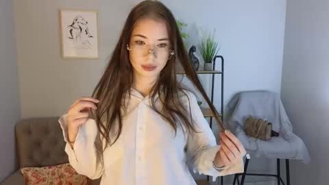 Snapshot of kira_mac chatting on 12-17-25, 10:10 Sofi online show from 12-17-25, 10:10