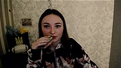 Snapshot of kiss_shy chatting on 01-12-25, 09:19 Valeria online show from 01-12-25, 09:19