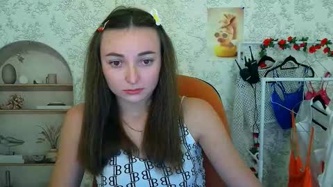 Snapshot of kiss_shy chatting on 10-21-25, 03:35 Valeria online show from 10-21-25, 03:35