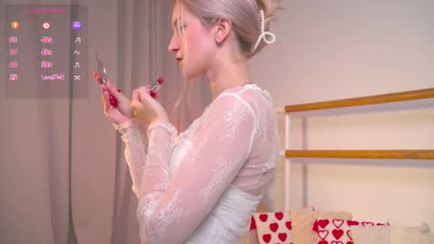 Snapshot of kisskiss_muah chatting on 09-26-25, 02:21 Kate  online show from 09-26-25, 02:21