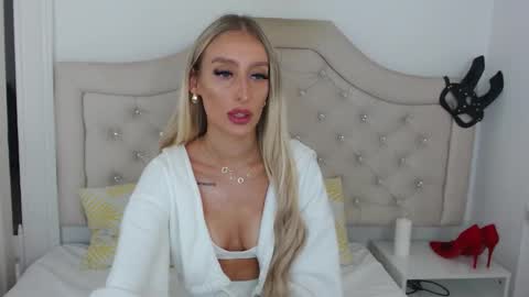 Snapshot of kissnatalie chatting on 09-15-25, 06:57 Natalie online show from 09-15-25, 06:57