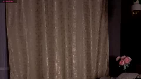 Snapshot of kitsun_ne chatting on 11-20-25, 08:08 The sexy fox Kitsune online show from 11-20-25, 08:08