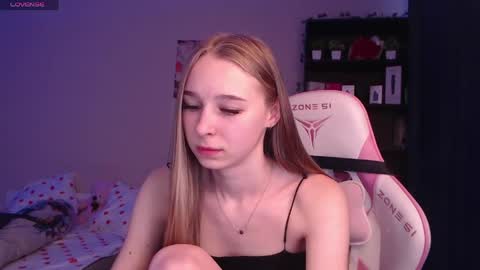 Snapshot of kitsuneyx chatting on 05-18-26, 11:43 kitsuneyX online show from 05-18-26, 11:43