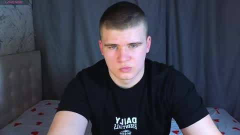 Snapshot of kittenmur chatting on 12-17-24, 10:44 Vlad online show from 12-17-24, 10:44