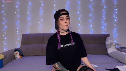 Snapshot of kittie_bear chatting on 01-19-25, 06:32 Veronica online show from 01-19-25, 06:32