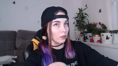 Snapshot of kittie_bear chatting on 10-28-25, 05:26 Veronica online show from 10-28-25, 05:26