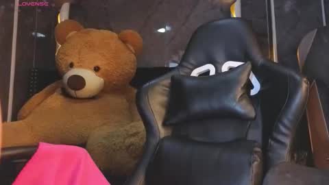 kitty_fox_b online show from 11-27-25, 01:02