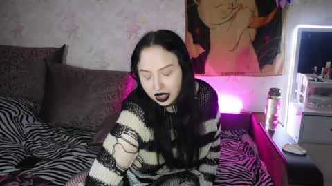 Snapshot of kitty_goth chatting on 06-01-26, 09:16 Hey Im Ellie if you like me and like my show give me a thumbs up hehe online show from 06-01-26, 09:16