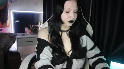 Hey  Im Ellie  if you like me and like my show give me a thumbs up hehe online show from 06-19-26, 10:13