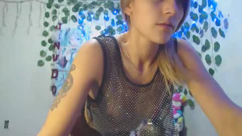 Daniela Ferreira online show from 12-23-24, 04:01