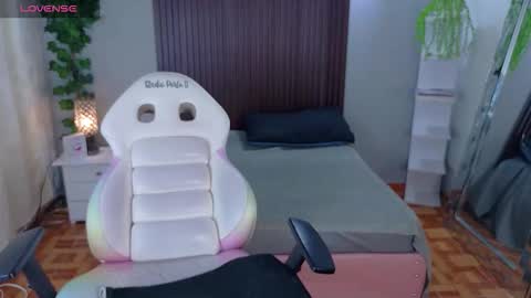 Snapshot of kloe_cooper chatting on 09-29-25, 08:02 kloe_cooper online show from 09-29-25, 08:02