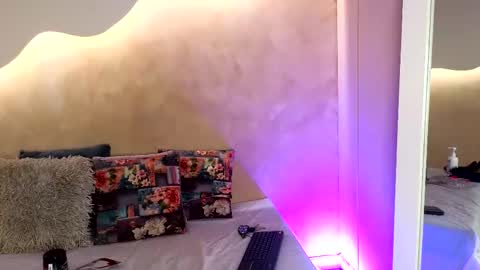 K L O E online show from 11-21-25, 07:45