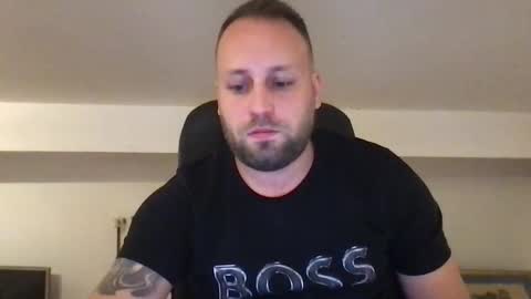 Snapshot of kobasic chatting on 10-12-25, 04:00 hugo online show from 10-12-25, 04:00