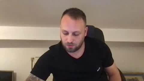 Snapshot of kobasic chatting on 10-29-25, 01:19 hugo online show from 10-29-25, 01:19