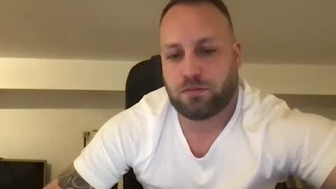 Snapshot of kobasic chatting on 11-11-25, 01:05 hugo online show from 11-11-25, 01:05