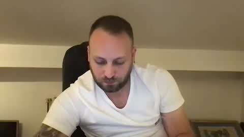 Snapshot of kobasic chatting on 11-14-25, 12:42 hugo online show from 11-14-25, 12:42