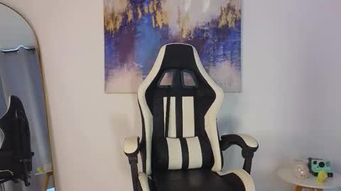 Snapshot of kristennblue_ chatting on 11-10-25, 04:17 Kris online show from 11-10-25, 04:17