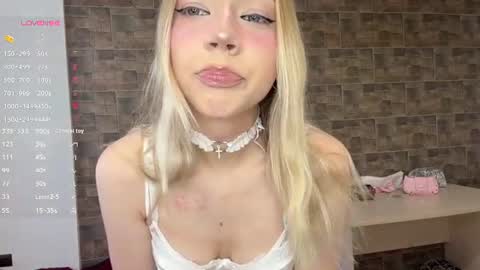 Snapshot of kristiancommes chatting on 06-20-26, 04:21 Alisa online show from 06-20-26, 04:21
