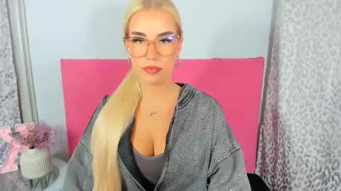Snapshot of kristyflowers chatting on 10-21-25, 02:18 KristyFlowers online show from 10-21-25, 02:18