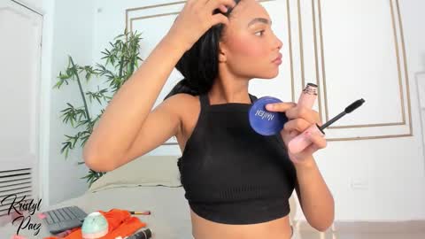 Cristina online show from 11-18-25, 07:07