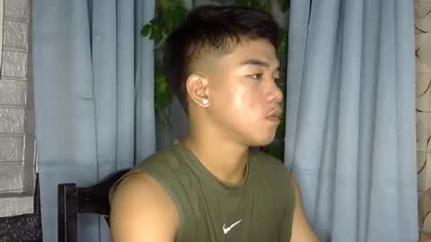Snapshot of kritthanarkorn chatting on 05-10-26, 12:43 kritthanarkorn online show from 05-10-26, 12:43