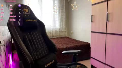 Snapshot of krystlehymel chatting on 12-16-25, 10:42 Alis online show from 12-16-25, 10:42